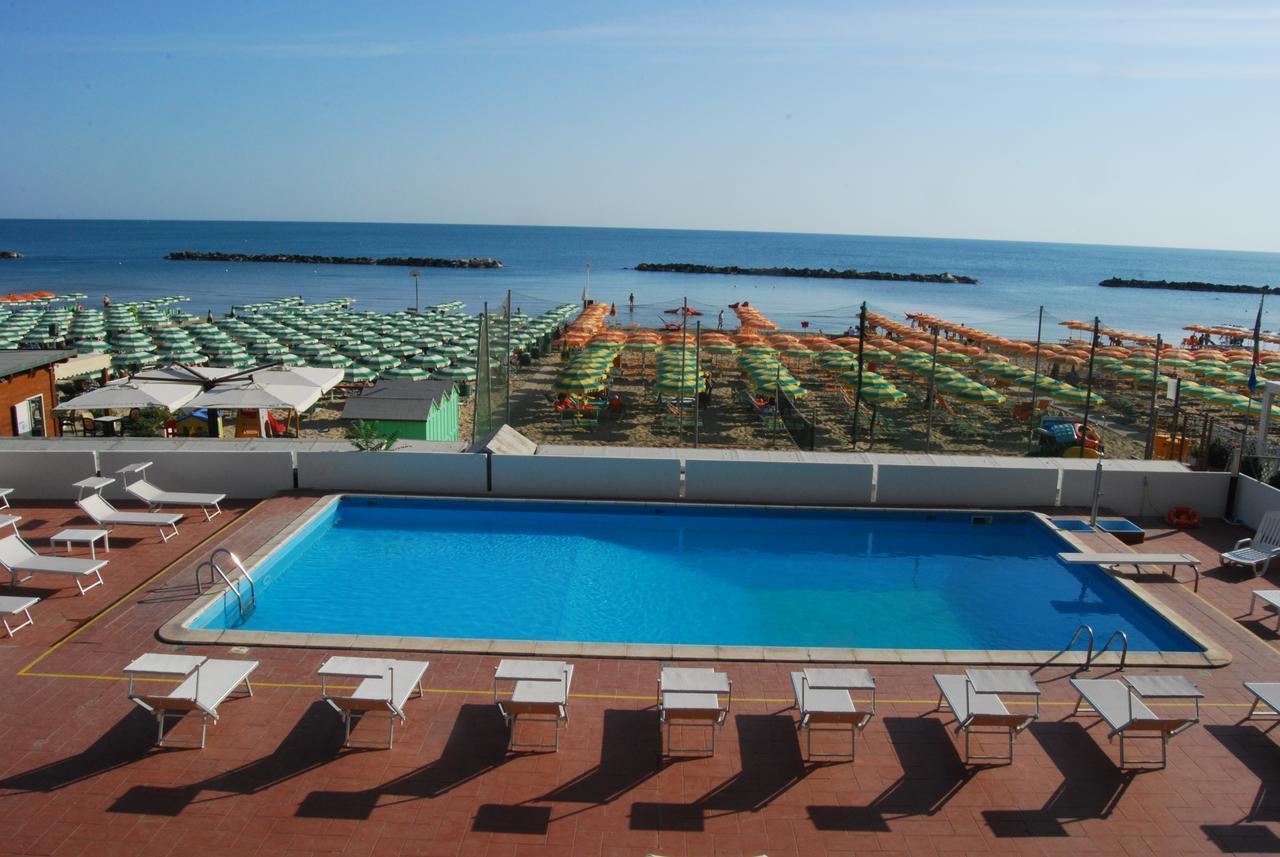 Hotel Embassy Pesaro Exterior foto